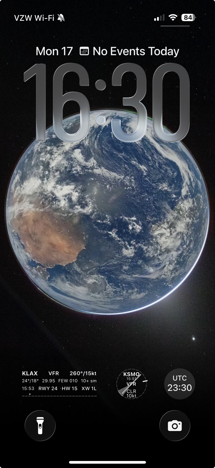 TinyWX Lock Screen widgets including a UTC clock